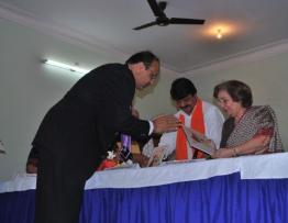 Mrs Sorabjee receives momento